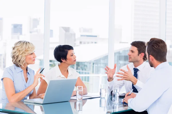 Leidinggevenden zitten rond de conferentietafel — Stockfoto