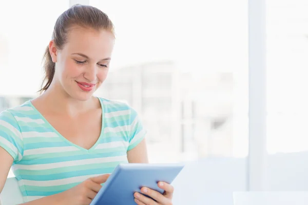 Hermosa mujer casual joven usando tableta digital — Foto de Stock