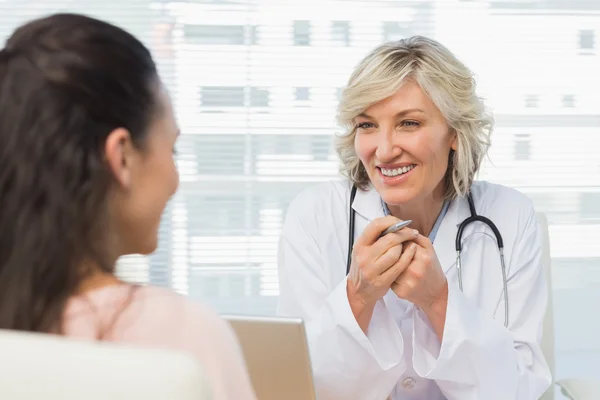 Дружня жінка-лікар у розмові з пацієнтом — стокове фото