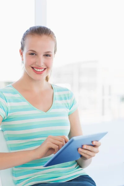 Schöne junge Frau mit digitalem Tablet — Stockfoto