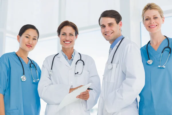 Retrato grupal de médicos de pie juntos — Foto de Stock