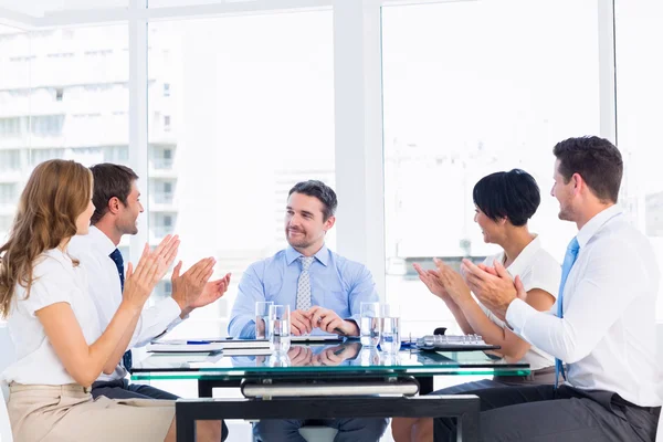 Chefer klappar runt konferensbord — Stockfoto