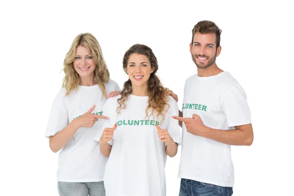 Retrato de voluntários felizes apontando para amigo — Fotografia de Stock