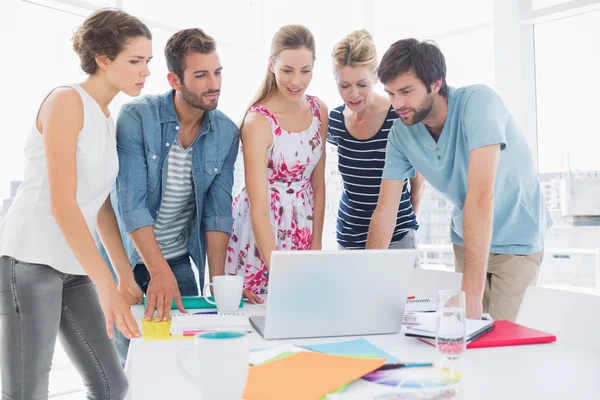 Casual zakenmensen laptop samen gebruiken — Stockfoto