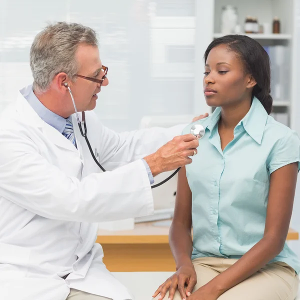 Doktor hastanın göğsünde stetoskop ile dinleme — Stok fotoğraf