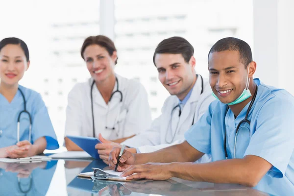 Junge Ärzte bei einer Besprechung im Krankenhaus — Stockfoto