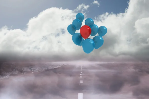 Luftballons über einer Straße — Stockfoto