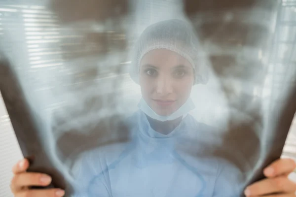 Chirurgo donna esaminando radiografia offuscata — Foto Stock