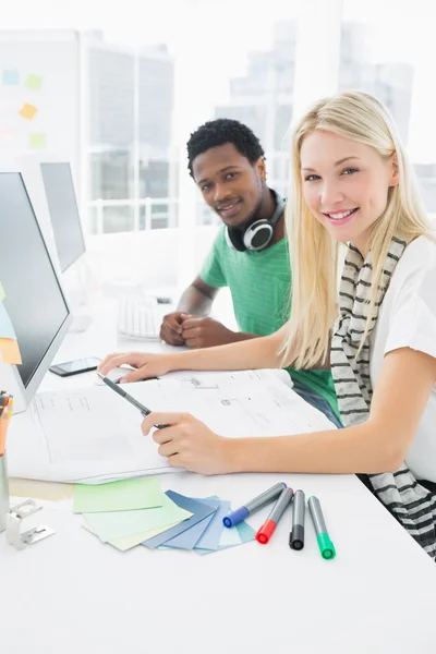 Casual couple using computer in office — Stock Photo, Image