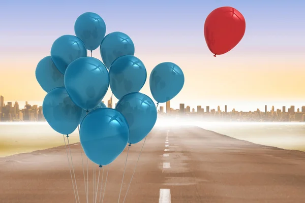 Balões acima de uma estrada — Fotografia de Stock