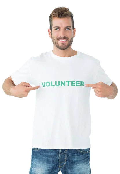 Bir mutlu erkek gönüllü kendisine işaret eden portresi — Stok fotoğraf