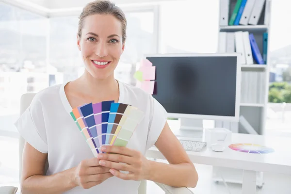 Porträt eines Bildbearbeiters mit Farben — Stockfoto