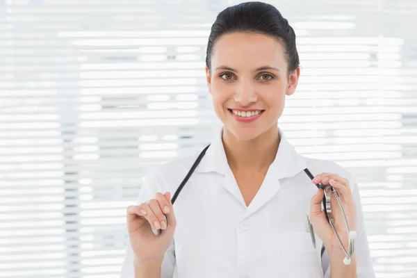 Vackra säker kvinnliga läkare med stetoskop — Stockfoto