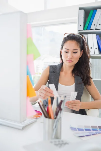 Editor de fotos femenino concentrado en el trabajo — Foto de Stock