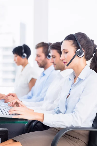 Compañeros de negocios con auriculares en fila —  Fotos de Stock