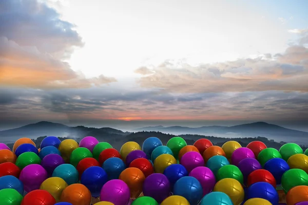 Muitos balões coloridos acima da paisagem — Fotografia de Stock