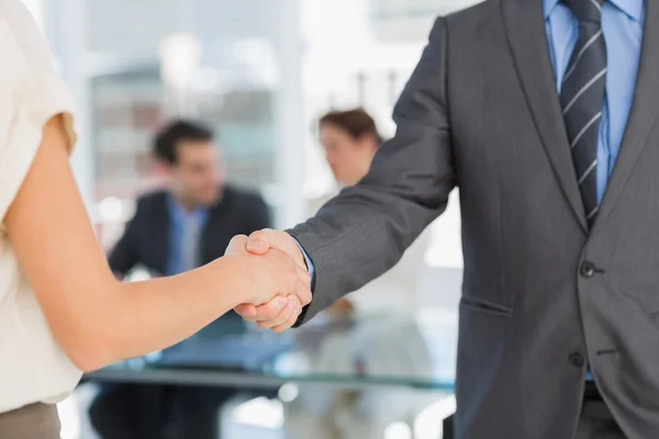 Seção intermediária do aperto de mão para selar um acordo após a reunião — Fotografia de Stock