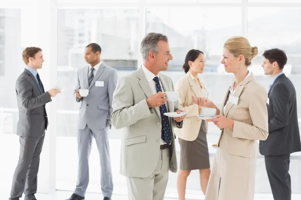 Mensen uit het bedrijfsleven chatten tijdens een conferentie — Stockfoto