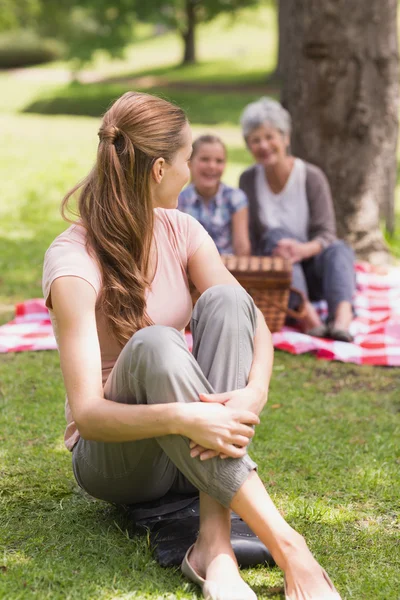 Mujer con abuela y nieta en el fondo en el parque —  Fotos de Stock