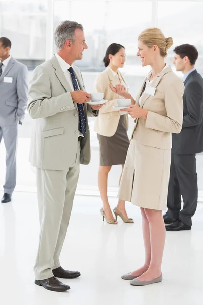 Mensen uit het bedrijfsleven chatten en hebben koffie op een conferentie — Stockfoto