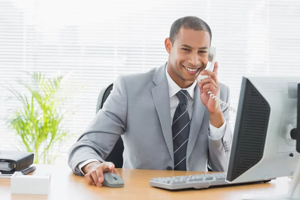 Empresário usando computador e telefone na mesa de escritório — Fotografia de Stock