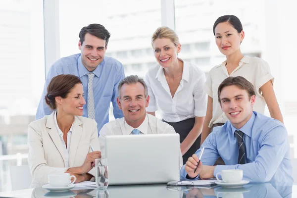 Colleghi di lavoro con computer portatile alla scrivania — Foto Stock