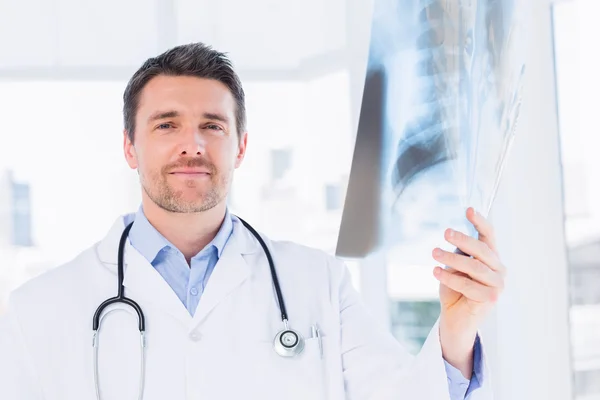 Retrato de un médico varón examinando rayos X — Foto de Stock