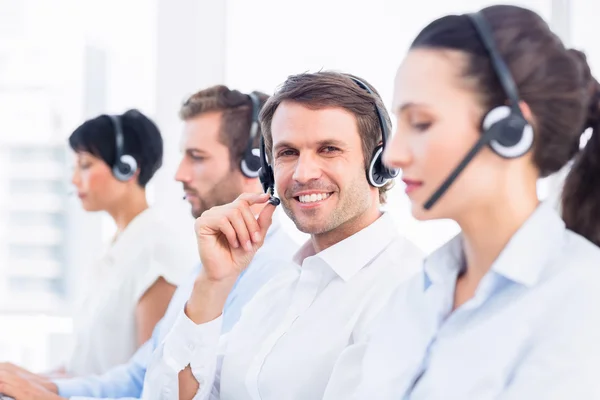 Compañeros de negocios con auriculares en fila — Foto de Stock