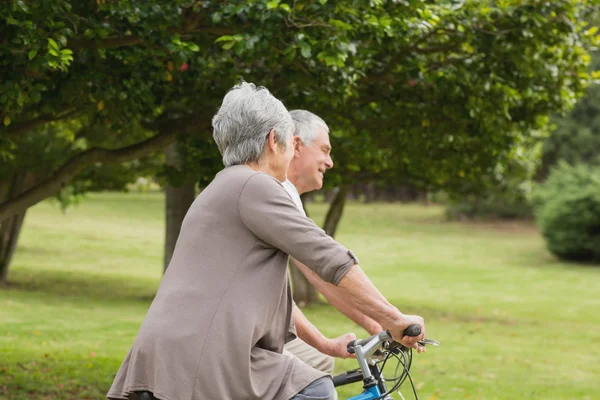 Старша пара на їзді на велосипеді в сільській місцевості — стокове фото