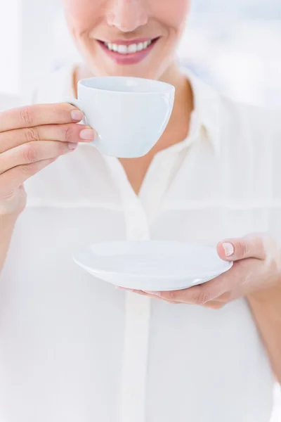 Partie médiane d'une femme d'affaires avec tasse à thé — Photo