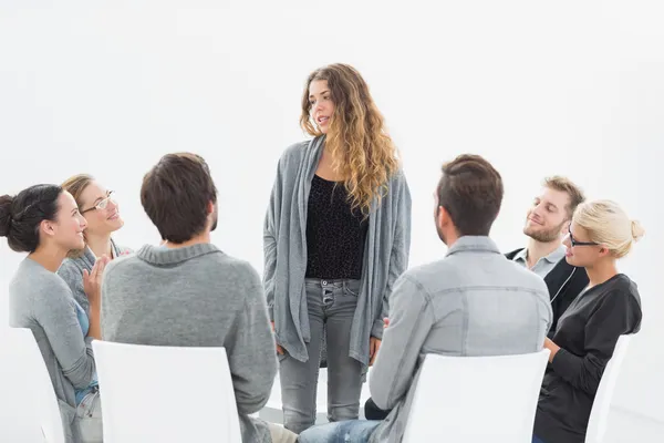 Terapia de grupo em sessão sentada em círculo — Fotografia de Stock