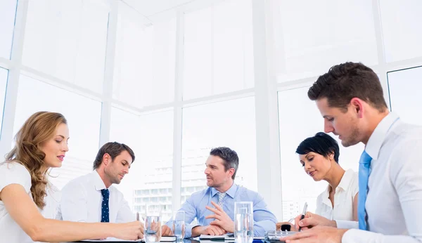 Führungskräfte sitzen am Konferenztisch — Stockfoto