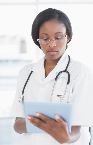 Médico femenino concentrado usando tableta digital — Foto de Stock