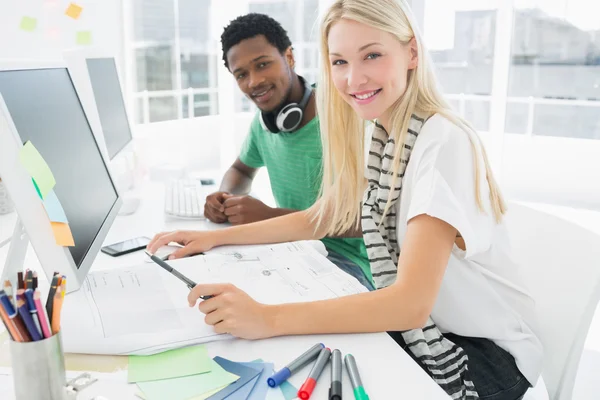 Casual couple using computer in office — Stock Photo, Image