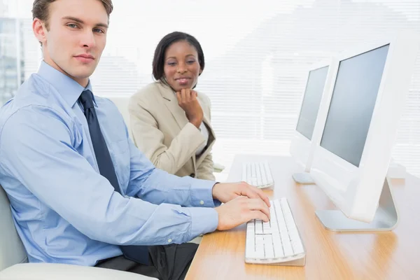 Colegas de negócios usando computadores na mesa — Fotografia de Stock