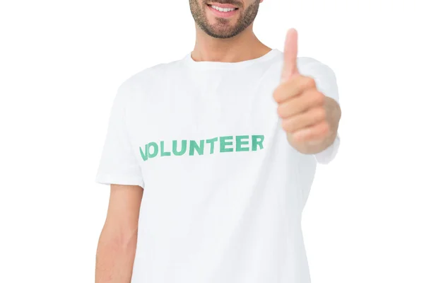 Nahaufnahme eines glücklichen männlichen Freiwilligen, der Daumen hoch gestikuliert — Stockfoto