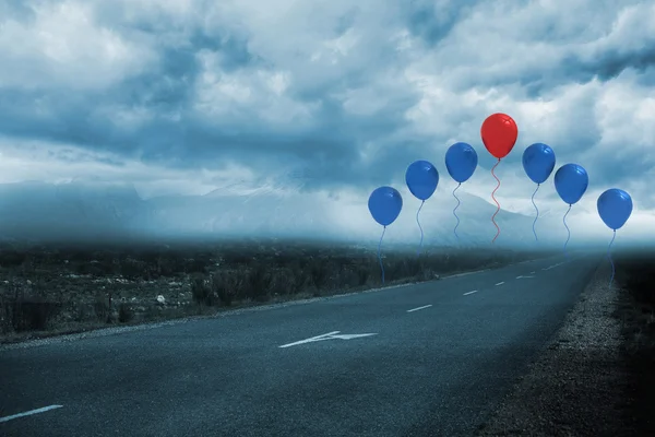 Luftballons über einer Straße — Stockfoto