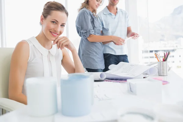 Gruppo di artisti che lavorano sui disegni — Foto Stock