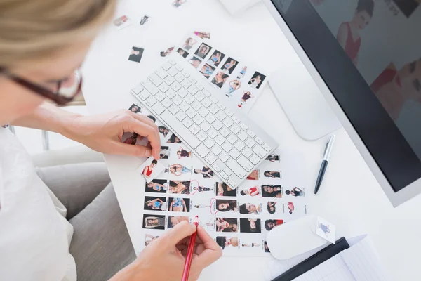 オフィスでの仕事で女性写真エディター — ストック写真