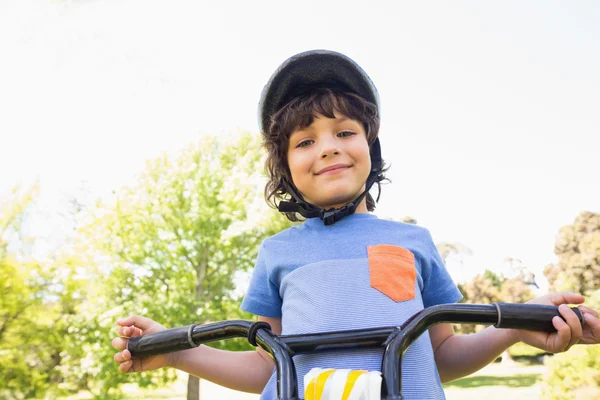 Söt liten pojke cyklar — Stockfoto