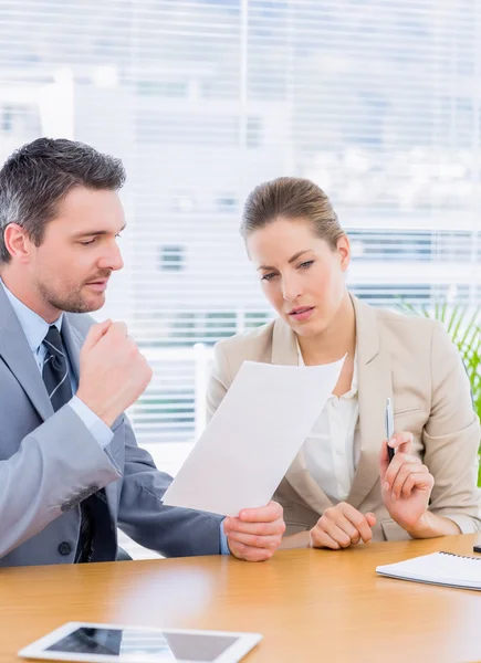 Netjes gekleed collega's in zakelijke bijeenkomst — Stockfoto