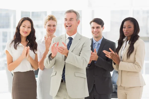 Business team in piedi e applausi — Foto Stock