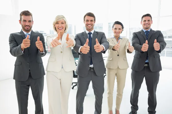 Equipe de negócios confiante gesto polegares para cima — Fotografia de Stock