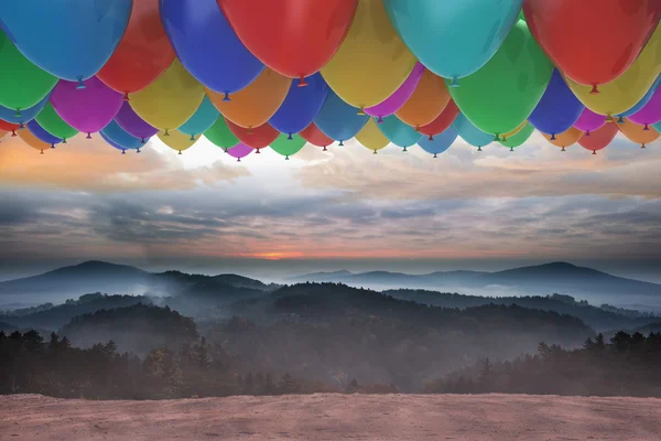 Πολλά πολύχρωμα μπαλόνια πάνω από το τοπίο — Φωτογραφία Αρχείου