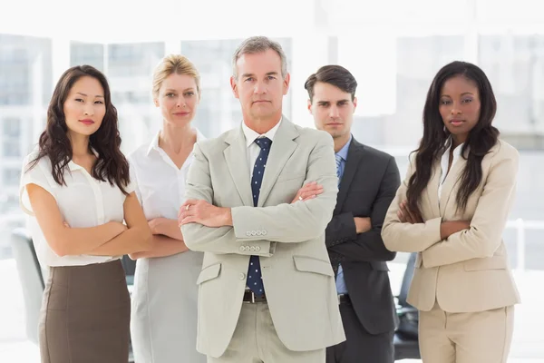 Zakelijke team op zoek naar camera met gekruiste armen — Stockfoto