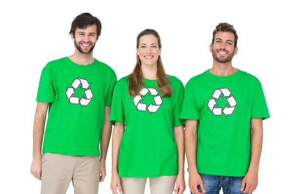 Fiatal emberek visel a újrahasznosító szimbólum pólók — Stock Fotó