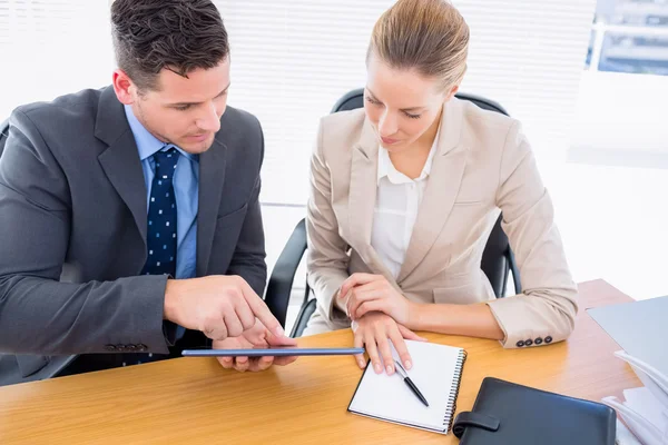 Compañeros inteligentemente vestidos en reuniones de negocios — Foto de Stock