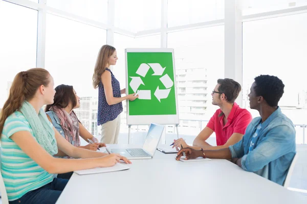 Equipe casual tendo reunião sobre política ecológica — Fotografia de Stock