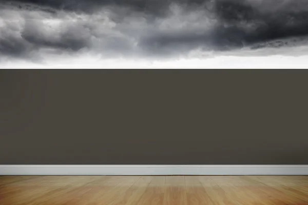 Balkon ve fırtınalı gökyüzü — Stok fotoğraf