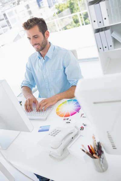 Lachende mannelijke foto-editor met behulp van computer — Stockfoto